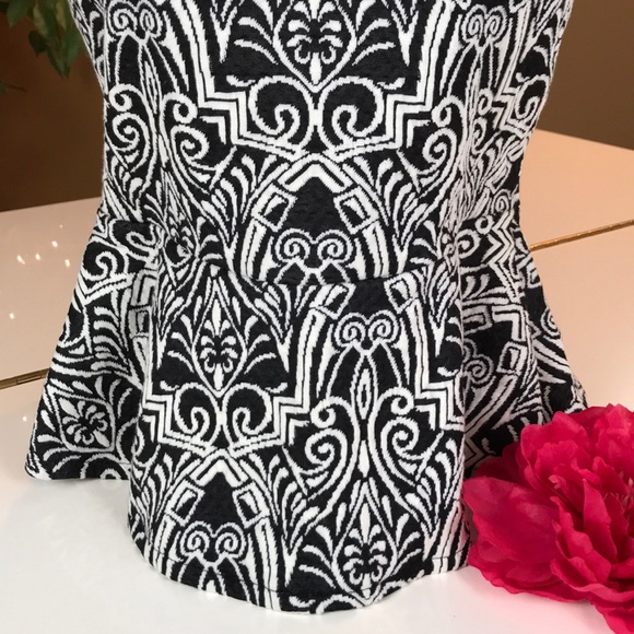 🎉HOST PICK!!🎉BEBE BLACK & WHITE TOP SIZE S/P🖤 - Picture 4 of 8